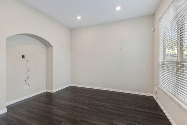 Building Photo - 5021 Lehman Oaks Dr