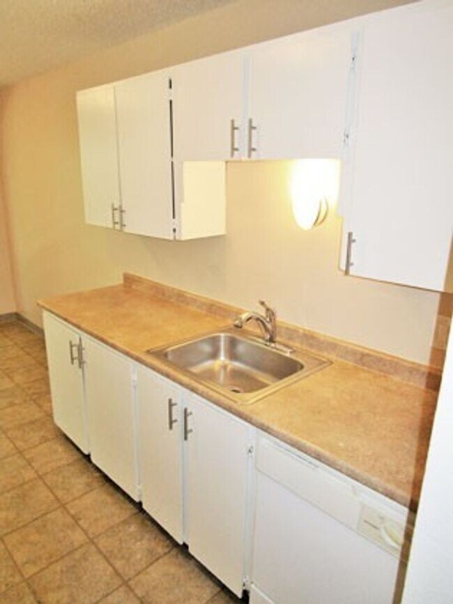 Building Photo - Light & Bright 2-Bedroom w/Dishwasher & Parking!