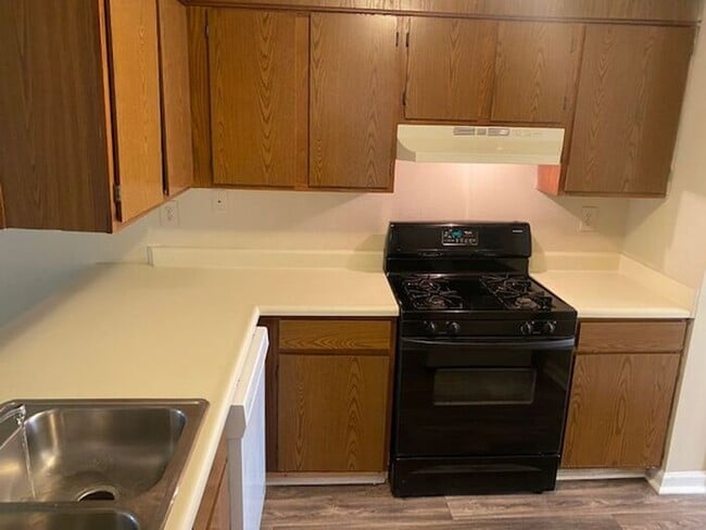 Building Photo - NOW AVAILABLE! Charming 2-Bedroom, 2-Bathroom Single-Level Townhome