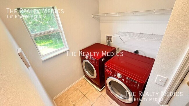 Building Photo - 612 Old Pine Ct