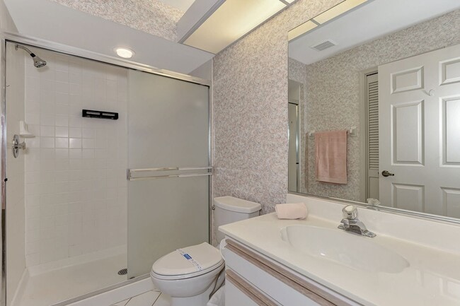 Building Photo - GEORGOUS 2 BEDROOM, 2BATHROOM, TURN KEY FU...