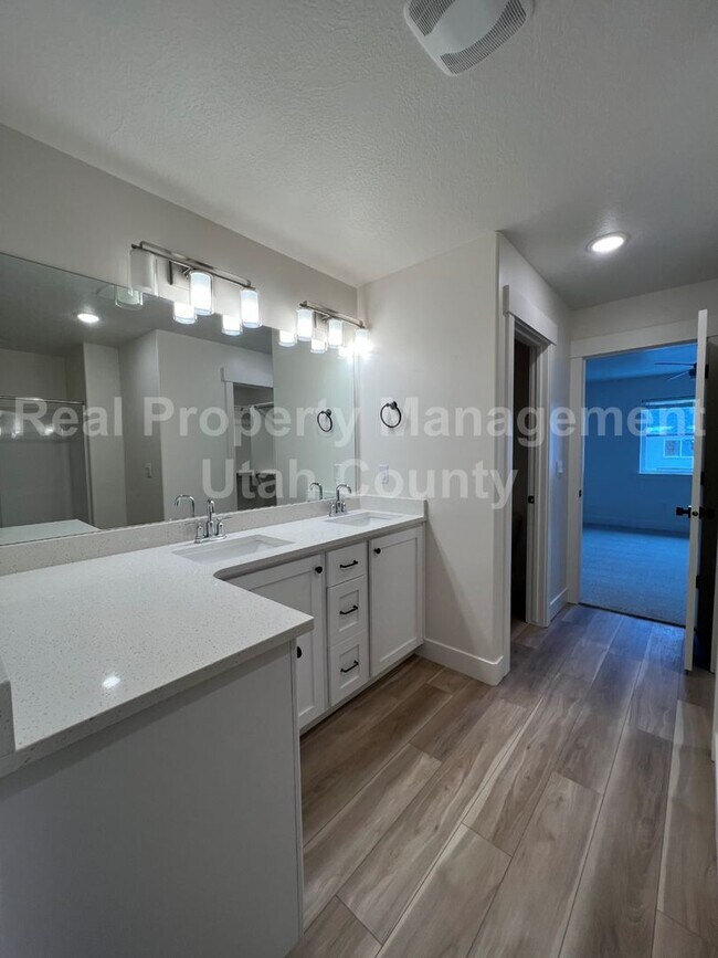 Building Photo - Newer American Fork Townhouse