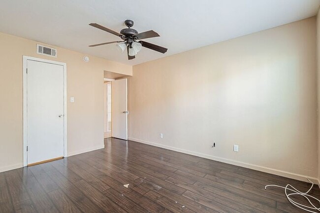 Building Photo - 1620 N Wilmot Rd