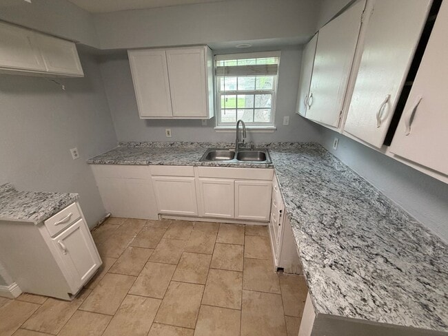 Building Photo - 3002 Shenstone Dr