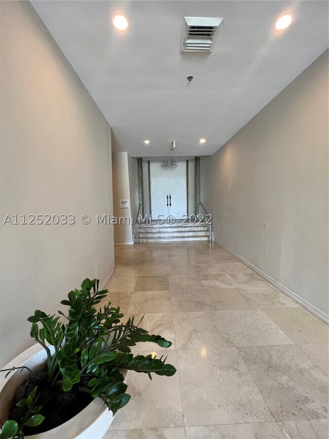 Building Photo - 5161 Collins Ave