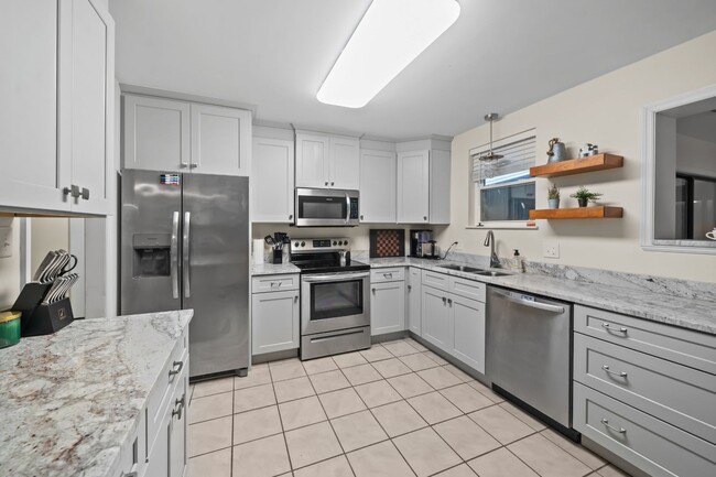 Building Photo - Southside Savannah Gem – 4BR Home in Windsor Forest with Sunroom & Patio
