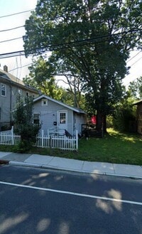 Building Photo - Charming 2 bedroom, 1 bath recently updated home ready for move in