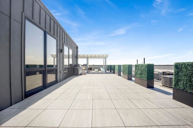 Building Photo - 2400 W Wabansia Ave