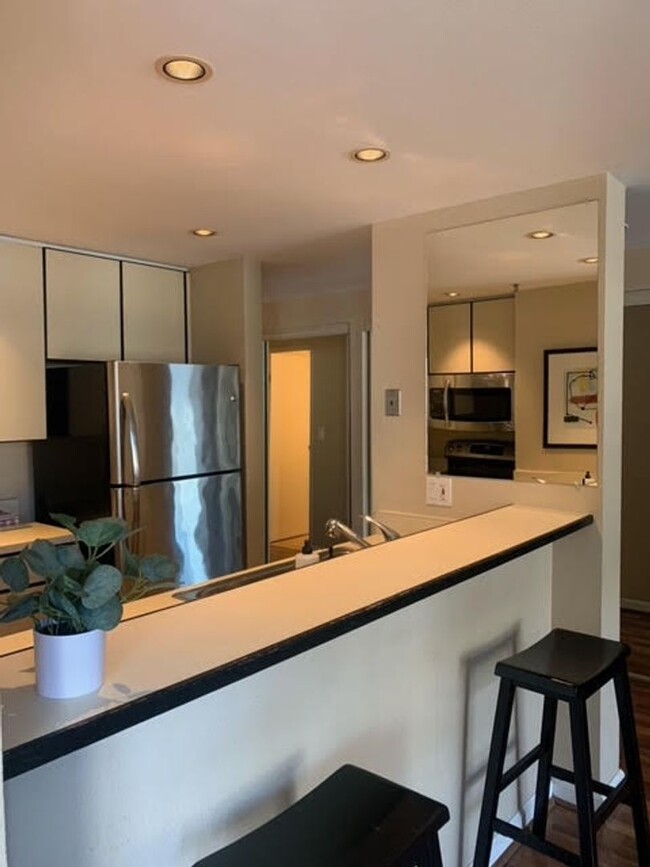 Building Photo - Beautifully Updated and Furnished 1BR Cond...