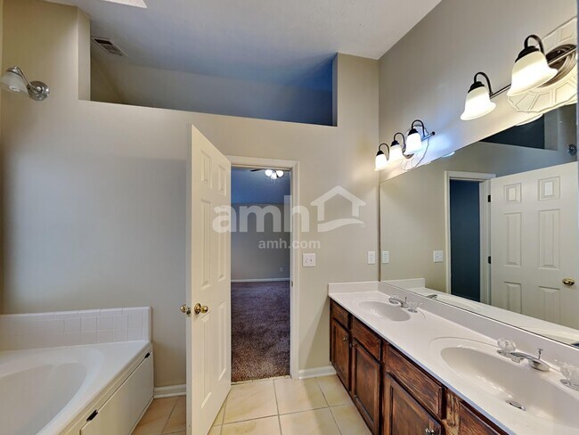 Building Photo - 3417 Summit Glen Dr