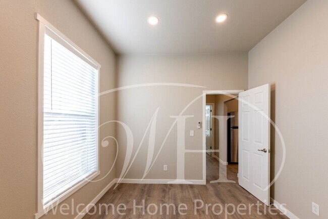 Building Photo - Newly Remodeled 1 Bedroom with an Office