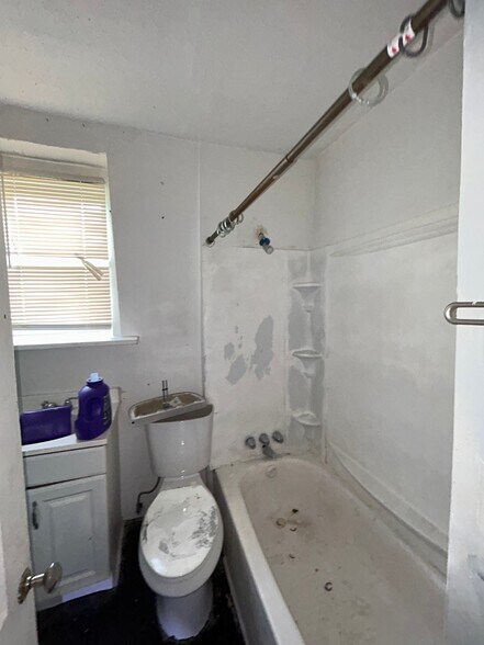 Building Photo - 5230 Thrush Ave