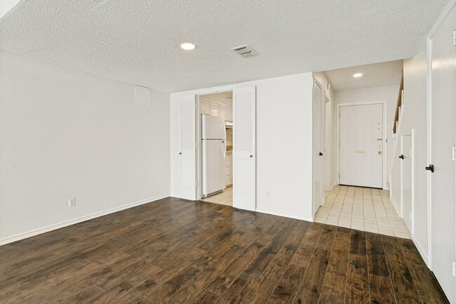 Building Photo - Beautifully Updated 2-Bedroom Condo in Gated Indian Creek Community!