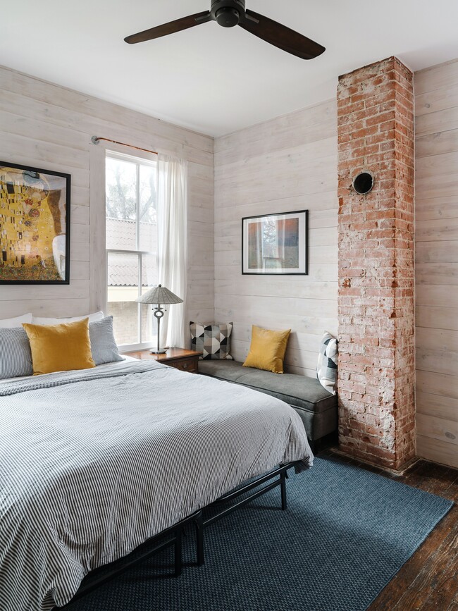 Building Photo - 215 Beauregard St