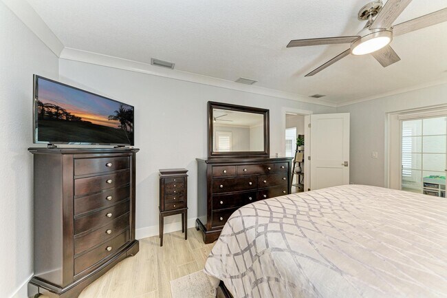 Building Photo - Furnished/Unfurnished ** Annual Rental ** Available 5/1/26 ** 4 Bed/2 Bath Single Family Home ** ...