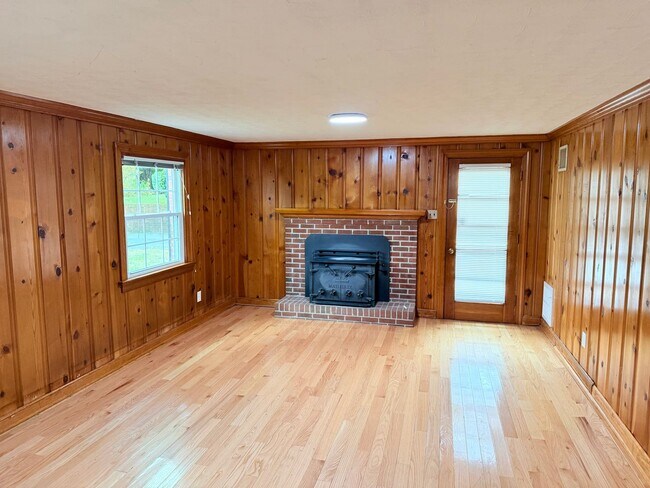 Building Photo - 7381 Barnette Ave