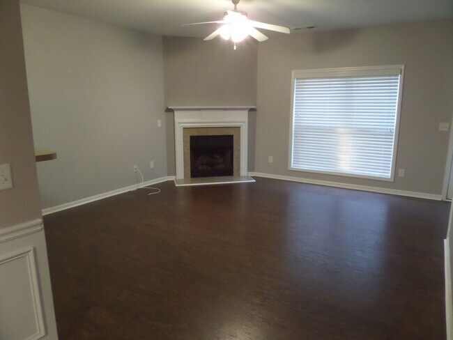 Building Photo - Rare 2 bed 2.5 bath  located in Kennesaw m...