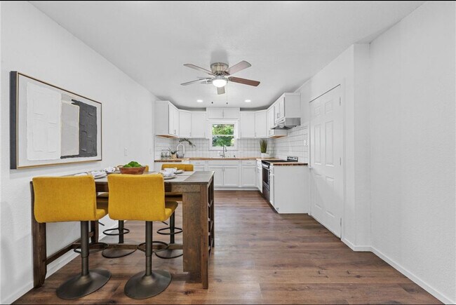 Building Photo - 1133 Lawrence Dr