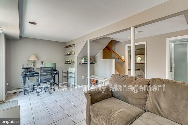 Building Photo - 912 Green St