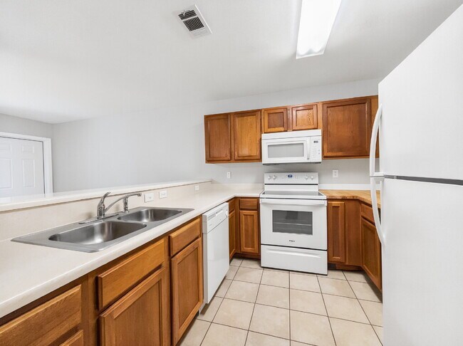 Building Photo - "Spacious 3-Bedroom Townhouse Oasis with 3.5 Baths in Fort Walton Beach – Your Perfect Retreat Aw...