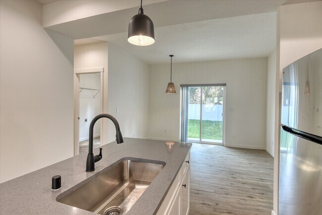 Building Photo - E. 7th Duplex