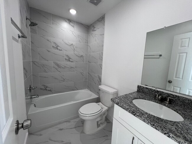 Building Photo - Updated 3-Bedroom Townhome for Rent in Eas...