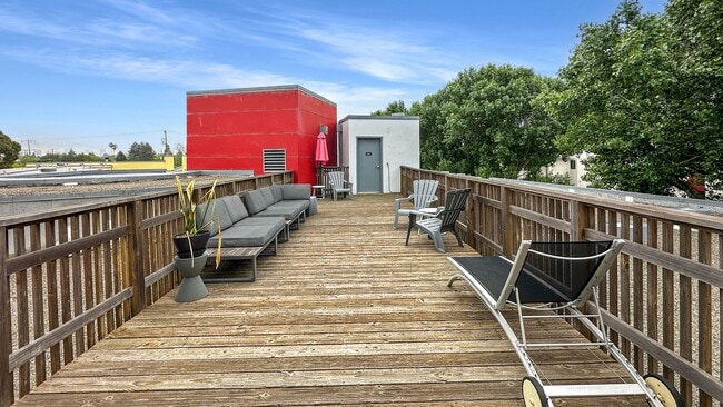 Building Photo - Authentic Loft Living in an Emeryville Landmark