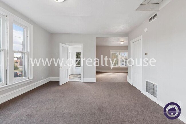 Building Photo - 1016 Mallet St