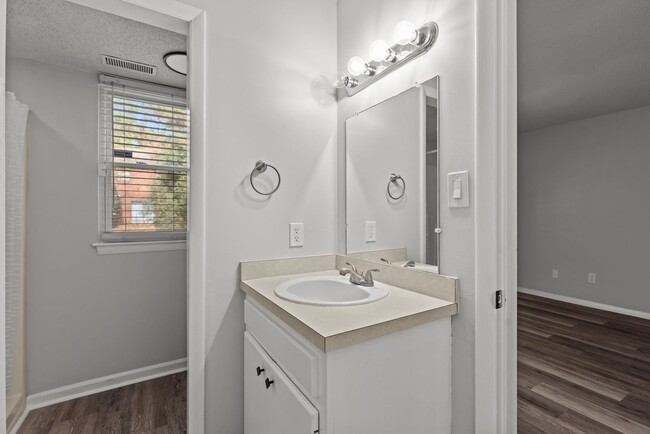 Building Photo - Newly Renovated 2-Bed, 2-Bath Apartment in...