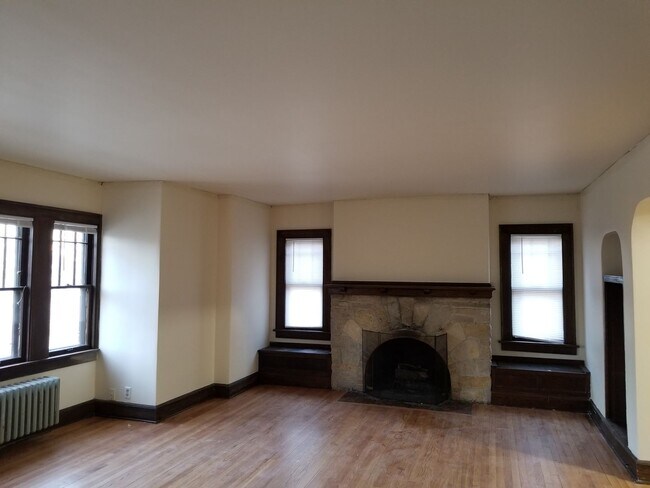 Building Photo - 2009-2011 University Ave