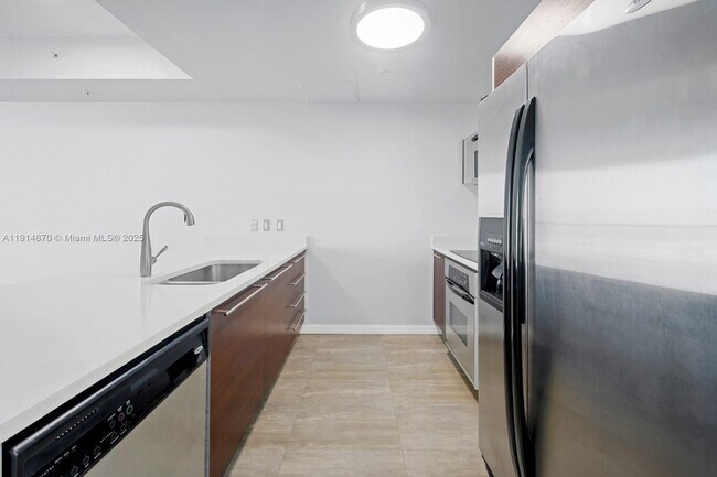 Building Photo - 1900 N Bayshore Dr