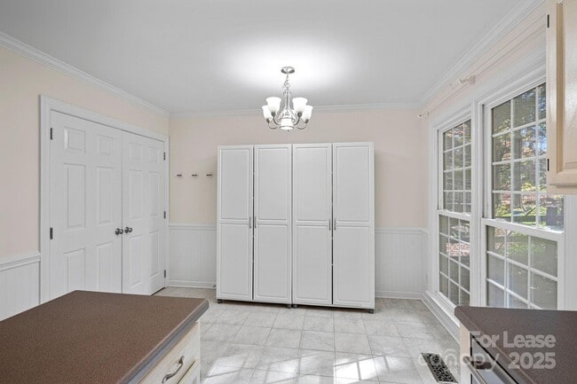 Building Photo - 7117 Kinsmore Ln