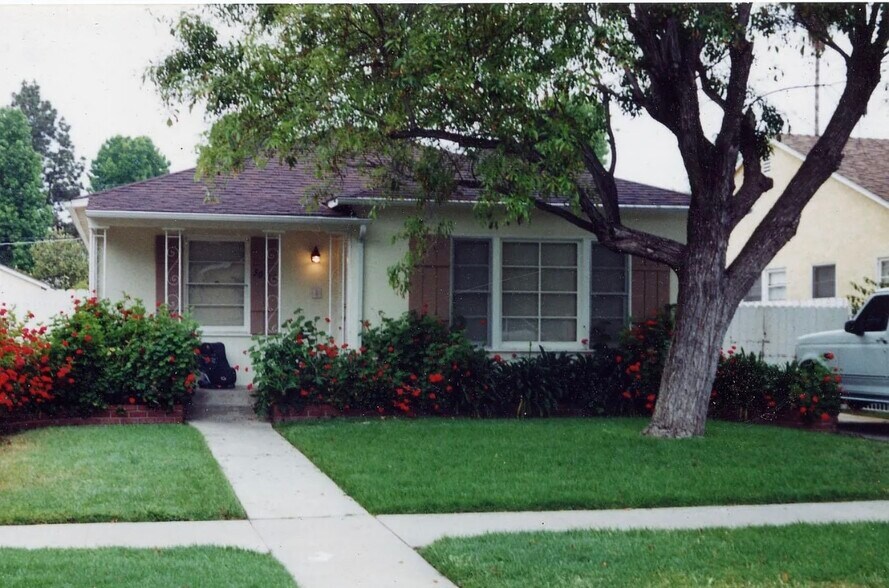 Primary Photo - 5026 Newcastle Ave