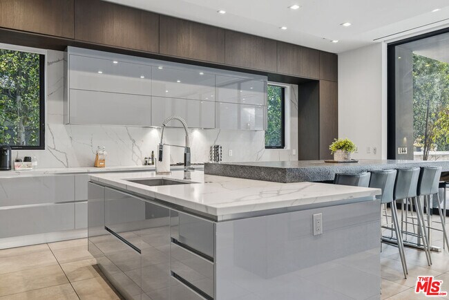 Building Photo - 5365 Vanalden Ave