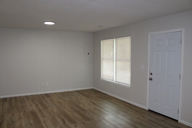 Building Photo - 3bed 1 bath in Independence - Newer Build