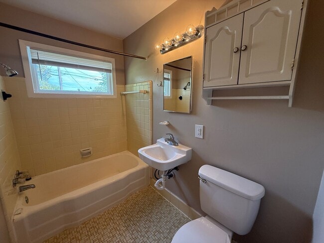 Building Photo - 3 Bed, 1.5 Bath Fenced Pets Allowed
