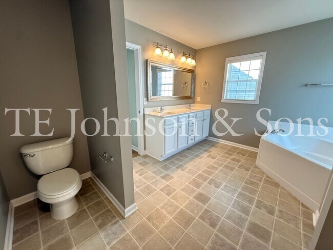 Building Photo - Spacious 4 Bedroom Home with Fenced Yard & Two Car Garage in Clemmons