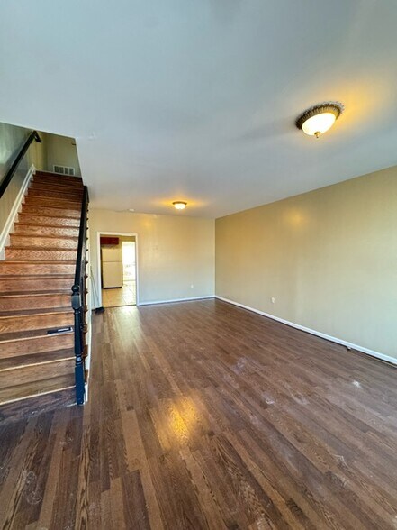 Building Photo - 15 Wales Ave