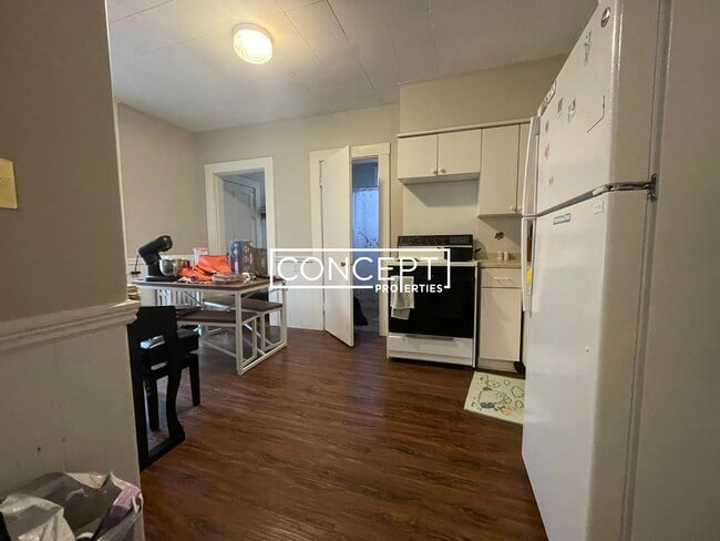 Building Photo - 8 A Forest St