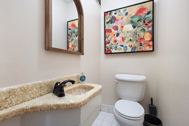 Building Photo - 3 Bed Beauty in Belhaven-FURNISHED