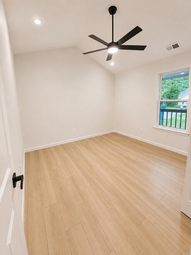 Building Photo - 2112 Valley Oaks Dr SE