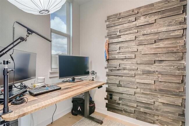 Building Photo - 900 S 1st St