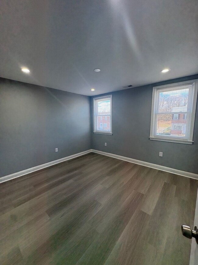 Building Photo - ** 3 BEDROOM TOWNHOME AVAILABLE**