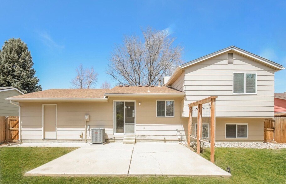 Building Photo - 1296 S Lewiston Way