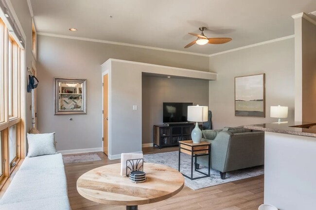 Building Photo - Modern Art Deco Two Bedroom Condo in Nob Hill