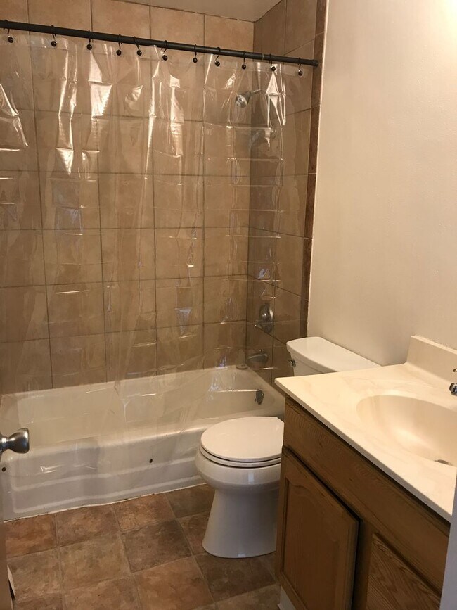 Building Photo - 2 Bedroom Lower in Neenah. Heat & Water included