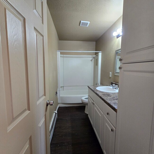 Building Photo - 2 BR / 1 BA Upper-Level Apartment in Clifton – $1,150