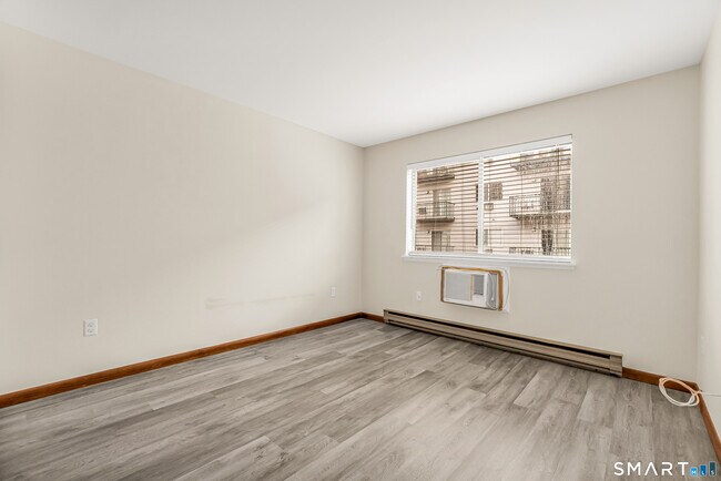 Building Photo - 115 Short Beach Rd