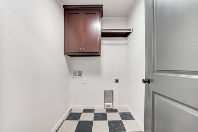 Building Photo - Brand New Home In Mustang!