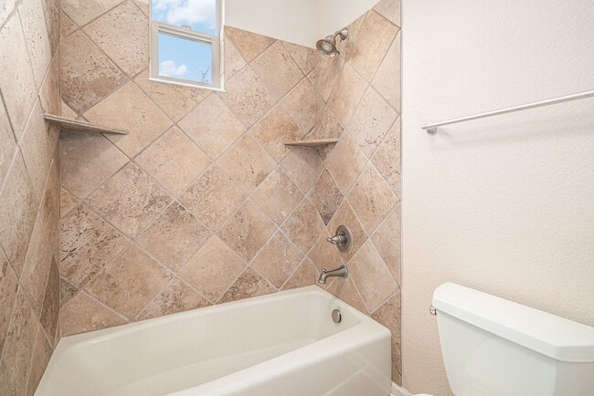 Building Photo - Spacious 4 bedroom 4 bathroom home in the heart of Lone Tree!